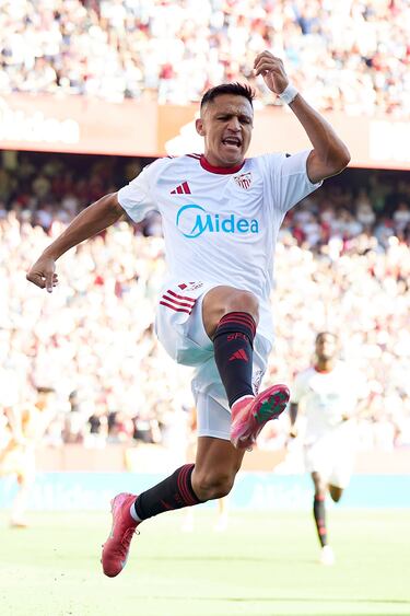 Defendió la camiseta del Barcelona durante tres temporadas entre 2011 y 2014. En la actualidad, juega en el Sevilla desde su fichaje en el verano de 2025. 