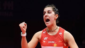 La jugadora española Carolina Marin celebra un punto durante su partido ante la estadounidense Beiwen Zhang en las BWF World Tour Finals de Hangzhou.