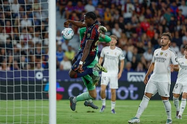 1-2. Centro Iván Romero dentro del área blanca que desvía Dean Huijsen. El balón se envenena realizando una parábola. Thibaut Courtois no llega pero sí Etta Eyong para empujar con la cabeza el esférico al fondo de la portería.