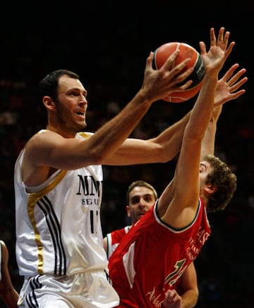 Este gigante belga apenas estuvo temporada y media en el club blanco, pero dejó una buena impronta en la afición. Retirado desde julio de 2013, es el actual presidente de la unión de ligas europeas de baloncesto (ULEB).