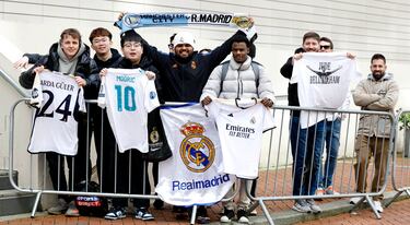 Un grupo de seguidores esperaban la llegada del Real Madrid. 