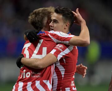 Pablo Barrios celebrando su gol con Reguilón.