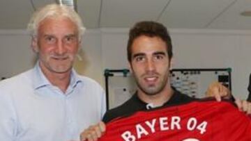 Carvajal posa con la camiseta del Leverkusen en su presentación con el equipo alemán.