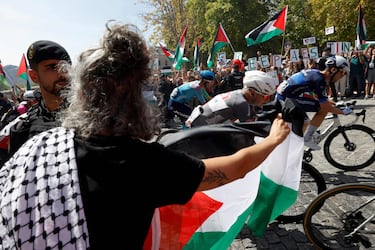 El grupo avanza mientras manifestantes pro-palestinos sostienen banderas palestinas durante la 20ª etapa de la Vuelta a España 2025.
