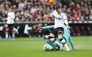 En el minuto 9 de partido el colegiado pito ponalti por un derribo de Gerard Piqué sobre Gayá. 