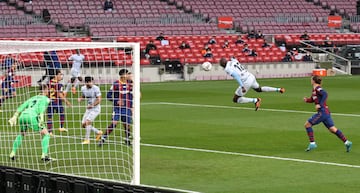 El central remató a placer un saque de esquina lanzado por Carlos Soler.