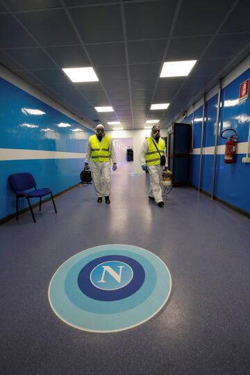 Personal especializado limpia el estadio del Napoli. 