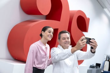 Tomás Roncero (subdirector) se saca un selfi con Carolina. 