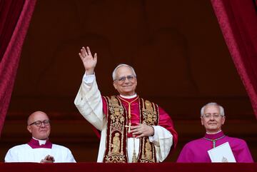 El reci谷n elegido Papa Le車n XIV, el cardenal Robert Prevost de los Estados Unidos, saluda desde el balc車n de la Bas赤lica de San Pedro, en el Vaticano.