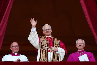 El recién elegido Papa León XIV, el cardenal Robert Prevost de los Estados Unidos, saluda desde el balcón de la Basílica de San Pedro, en el Vaticano.