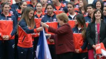 Isidora Jim&eacute;nez recibe la bandera chilena de manos de la Presidenta Michelle Bachelet en La Moneda.