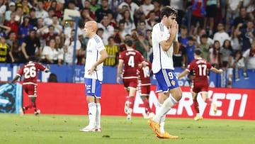 Mollejo y Azón observan impotentes la celebración del gol de Eteki.