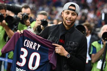 Stephen Curry con la camiseta del PSG.