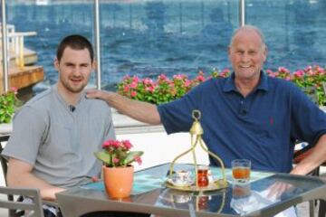 Kevin Love, de Cleveland Cavaliers, con su padre Stan Love.