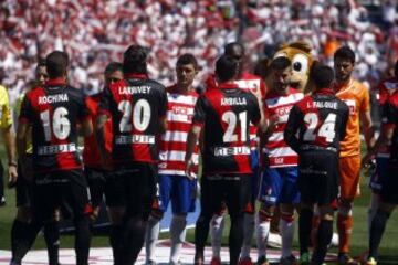 Saludo de los equipos al comienzo del partido