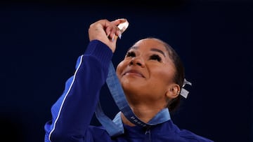 FILE PHOTO: Paris 2024 Olympics - Artistic Gymnastics - Women's Floor Exercise Victory Ceremony - Bercy Arena, Paris, France - August 05, 2024. Bronze medallist Jordan Chiles of United States looks at her medal. REUTERS/Amanda Perobelli/File Photo