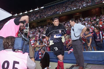 Defendi¨® la porter¨ªa del Atleti hasta que colg¨® los guantes en la temporada 2003-04.