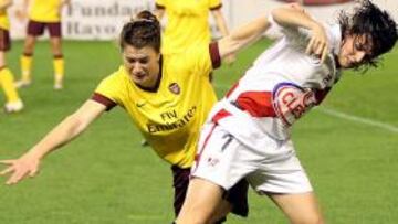 <b>LA GESTA. </b>Natalia, ante una jugadora del Arsenal, en Vallecas.