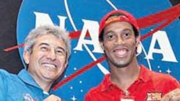 <b>GALÁCTICO. </b>Ronaldinho posa con un empleado de la NASA.
