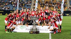 14/08/2019 FINAL TROFEO CARRANZA FEMENINO ATHLETIC BILBAO - TOTTENHAM EL ATHLETIC CON EL TROFEO CARRANZA