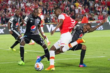 Santa Fe y Millonarios se enfrentaron en el estadio El Campín por la décima fecha de la Liga Águila II-2017, jornada de clásicos regionales en el fútbol colombiano.