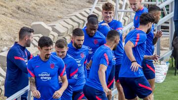 Griezmann bromea con Lemar en la sesi&oacute;n del Atl&eacute;tico antes del Espanyol, primer partido de Griezmann tras su regreso. 