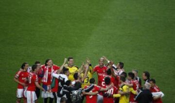 Los jugadores del  Benfica celebran sobre el terreno de juego su 33º título nacional, entrando en la historia del fútbol europeo. El equipo encarnado sumó los tres puntos de la jornada gracias a dos goles de Lima que le dejan a siete puntos de ventaja sobre el Sporting y a dieciocho del Oporto.