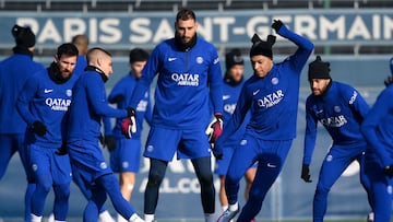 (From L) Paris Saint-Germain's Argentine forward Lionel Messi, Paris Saint-Germain's Italian midfielder Marco Verratti, Paris Saint-Germain's Italian goalkeeper Gianluigi Donnarumma, Paris Saint-Germain's French forward Kylian Mbappe and Paris Saint-Germain's Brazilian forward Neymar take part in a training session in Saint-Germain-en-Laye, west of Paris on February 13, 2023, on the eve of the UEFA Champions League round of Last 16 First leg football match against FC Bayern Munich. (Photo by FRANCK FIFE / AFP)