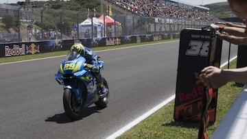 JEREZ DE LA FRONTERA, SPAIN - MAY 06:  Andrea Iannone of Italy and Team Suzuki ECSTAR heads down a straight during the MotoGp race during the MotoGp of Spain - Race at Circuito de Jerez on May 6, 2018 in Jerez de la Frontera, Spain.  (Photo by Mirco Lazzari gp/Getty Images)