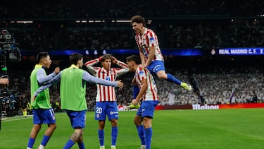 Los jugadores del Atlético abrazan a Nahuel Molina tras su gol al Real Madrid.