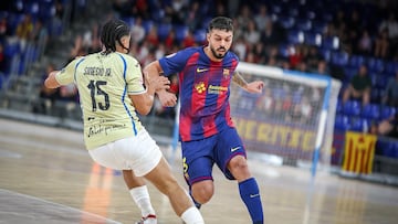 Matheus realiza un pase durante un encuentro con el Barça.