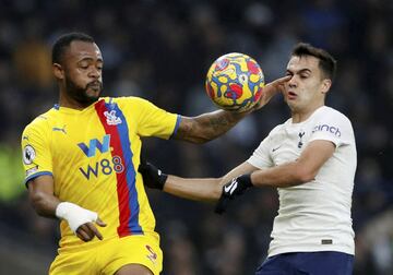 Curiosa fotografía en la que se ve cómo Jordan Ayew, del Crystal Palace, le mete un dedo en el ojo al espeñol Sergio Reguilón, del Tottenham Hotspur, en un lance del partido que les enfrentó y que se saldó con victoria por un contundente 3-0 para el equipo del ex madridista.