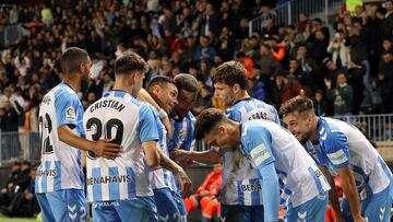 Los jugadores del Málaga hacen piña.