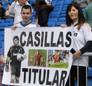 Seguidores pidiendo la titularidad de Iker Casillas con una pancarta
