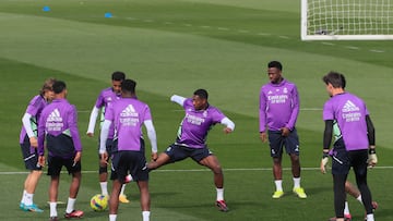 Alaba, en el centro de la imagen, durante el último entrenamiento del Real Madrid.