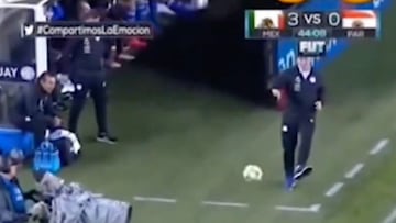 Este entrenador no lo dudo dos veces y de borde interno le mando un mensaje a su colega rival.