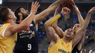 Hanga, Omic, Bourousis y Aguilar luchan por el balón.