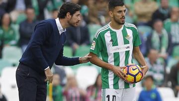 Dani Ceballos recibe &oacute;rdenes de V&iacute;ctor S&aacute;nchez del Amo