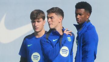 GRAFCAT9681. BARCELONA, 22/10/2024.- Los jugadores del FC Barcelona Pablo Torre, Gavi y Alejandro Balde durante el entrenamiento que el equipo azulgrana ha realizado en la ciudad deportiva Joan Gamper para preparar el partido de Liga de Campeones que mañana disputarán ante el Bayern de Munich. EFE/Alejandro García