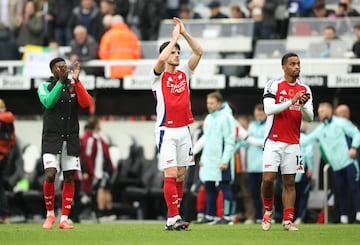 Los jugadores del Arsenal aplauden a sus aficionados tras perder ante el Newcastle.