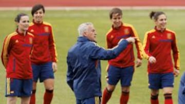 El seleccionador, Ignacio Quereda, junto a Natalia, Marta Corredera, Sonia Berm&uacute;dez y Vero Boquete, en una imagen de archivo.