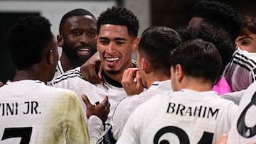 1-3. El jugador inglés celebra el tercer tanto con sus compañeros de equipo.