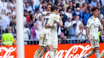 GRAF5499. MADRID, 16/03/2019.- El delantero gal&eacute;s del Real Madrid, Gareth Bale, celebra con su comp&agrave;&ntilde;ero Sergio Ramos (i) tras marcar el segundo gol de su equipo ante el Celta de Vigo durante el partido de la vig&eacute;simo octava jo