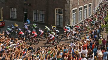 El pelot&oacute;n rueda por las calles de Utrecht en la salida de la segunda etapa del Tour de Francia de 2015.   