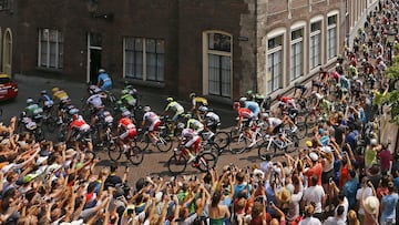 El pelotón rueda por las calles de Utrecht en la salida de la segunda etapa del Tour de Francia de 2015.