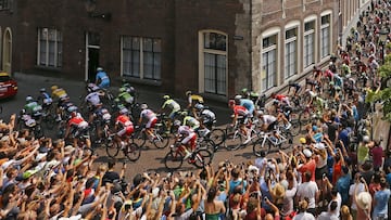 El pelot&oacute;n rueda por las calles de Utrecht en la salida de la segunda etapa del Tour de Francia de 2015.   