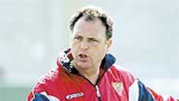 <b>SEGUIRÁ.</b> Joaquín Caparrós ya le ha confi rmado a Monchi y a José María del Nido que seguirá al frente del Sevilla la próxima temporada.