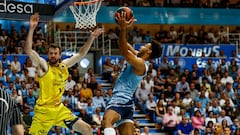 Anthony Polite, del Breogán, entra a canasta ante el ala-pívot del Gran Canaria John Shurna.