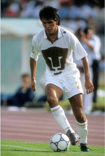 ‘El Emperador’ es considerado como uno de los mejores defensores mexicanos de la historia. Es el jugador con más partidos en la Selección Nacional. Debutó con Pumas en 1988 y se mantuvo en el club por ocho años, jugando un total de 204 partidos. Participó en tres Copas del Mundo y cinco Copas América. 