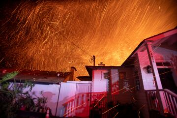 Los vientos, con niveles de huracán, han contribuido a propagar aún más los incendios en la zona metropolitana de Los Ángeles.